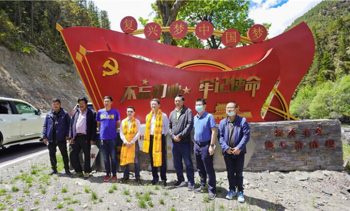 尊龙凯时集团党委书记、董事长任丁率队赴麻格同村推进对口帮扶工作