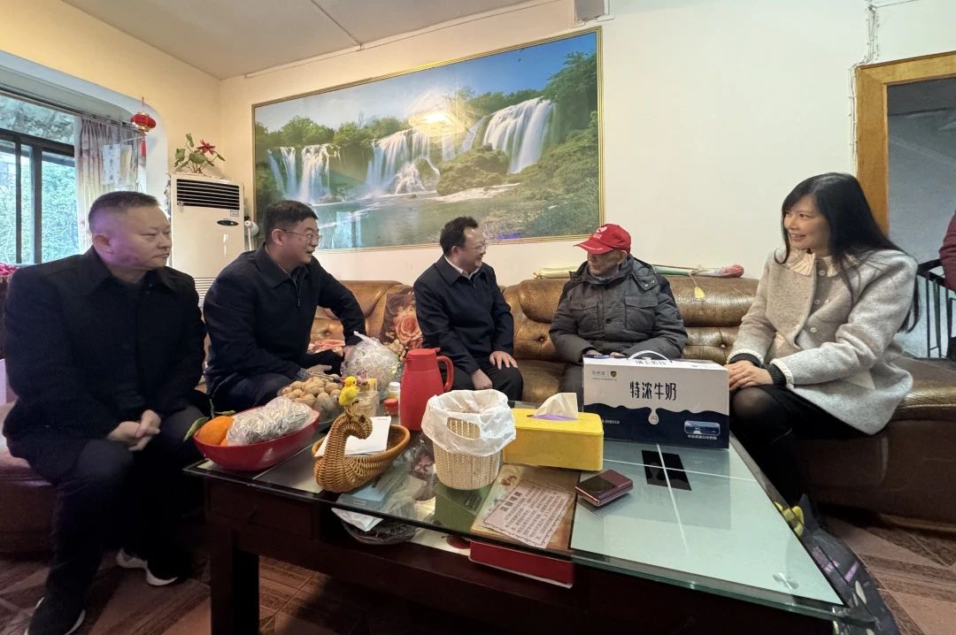 省国资委党委委员、副主任何政走访慰问省尊龙凯时集团老党员、老干部