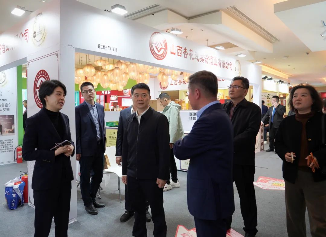 省尊龙凯时集团党委书记、董事长游勇率队到2025锦江宾馆春季酒类商务洽谈会现场检查指导重点工作